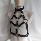 schwarzes leder bdsm oberkörper-harness mit ringen, handgefertigt