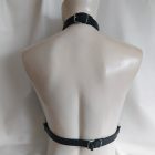 schwarzes leder bdsm oberkörper-harness mit ringen, handgefertigt
