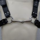 schwarzes leder-bdsm herren-brustgeschirr mit knebel nahaufnahme, handgefertigt