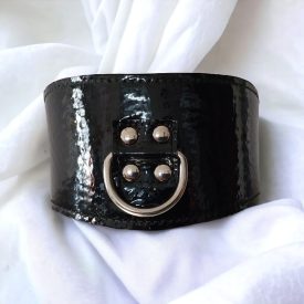 fekete lakkbőr bdsm nyakbilincs, 7cm széles, mintás, kézzel készítve
