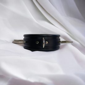 schwarzes leder-bdsm hals fesseln mit stacheldekor, handgefertigt
