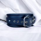 fekete bőr bdsm nyakbilincs egy karikával, hátulról. kézzel készített