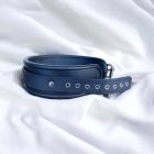 fekete bőr bdsm nyakbilincs egy karikával, oldalrol. kézzel készített
