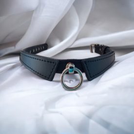 schwarzes fetisch-lederhalsband mit ring, handgefertigt