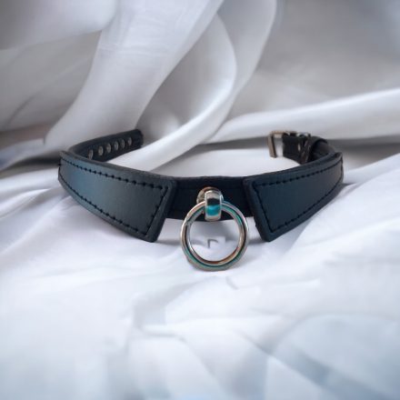 schwarzes fetisch-lederhalsband mit ring, handgefertigt