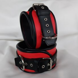 Rote Leder-Oberschenkelfesseln