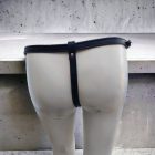 fetisch damen schwarzer leder ketten tanga rückansicht handgefertigt
