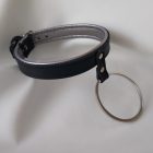 buntes-fetisch-lederhalsband-mit-grossem-ring-seite-handgefertigt.jpg