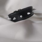 schwarzes lackleder-fetisch-halsband mit farbigen kegeldekoren, handgefertigt