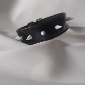 schwarzes lackleder-fetisch-halsband mit farbigen kegeldekoren, handgefertigt