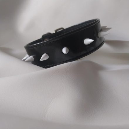 schwarzes lackleder-fetisch-halsband mit farbigen kegeldekoren, handgefertigt