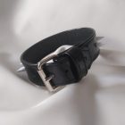 schwarzes lackleder fetisch halsband weisse kegel dekore rueckseite handgefertigt
