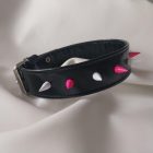 schwarzes lackleder fetisch halsband pinke kegel dekore seite handgefertigt