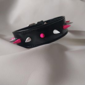 Lakkbőr nyakpánt pink- fehér díszekkel