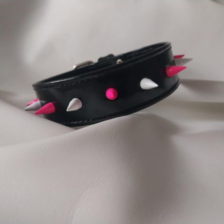 Lakkbőr nyakpánt pink- fehér díszekkel