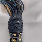 BDSM Lederpeitsche mit bemaltem Griff
