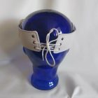 fehér bőr fétis fejmaszk fűzős kivitelben, kézzel készített, hátulról