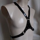 schwarzes lackleder bdsm oberkörper harness, verziert, handgefertigt, seitenansicht