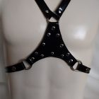 schwarzes lackleder bdsm oberkörper harness, verziert, handgefertigt, nahaufnahme