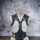 schwarzes leder-gothic-harness mit verzierungen, handgefertigt