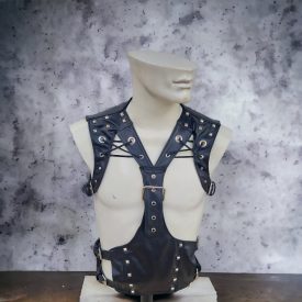 schwarzes leder-gothic-harness mit verzierungen, handgefertigt