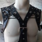 schwarzes leder-gothic-harness mit verzierungen, seitlich und vorne, handgefertigt
