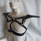 schwarzes leder-brustgeschirr, dekorativ, handgefertigt, seitenansicht