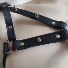 schwarzes leder-brustgeschirr, dekorativ, handgefertigt, nahaufnahme