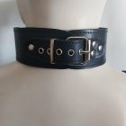 schwarzes leder-brustgeschirr, dekorativ, handgefertigt, von hinten