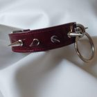 Spiegellack-Halsfesseln mit Stachel (Burgunder)