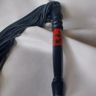 schwarze lederpeitsche mit handbemaltem japanischen muster, 50 stränge, handgefertigt, nahaufnahme
