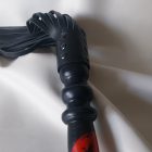 schwarze lederpeitsche mit handbemaltem japanischen muster, 50 stränge, handgefertigt, nahaufnahme