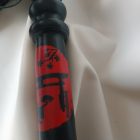 schwarze lederpeitsche mit handbemaltem japanischen muster, 50 stränge, handgefertigt, nahaufnahme