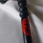 schwarze lederpeitsche mit handbemaltem japanischen muster, 50 stränge, handgefertigt, nahaufnahme