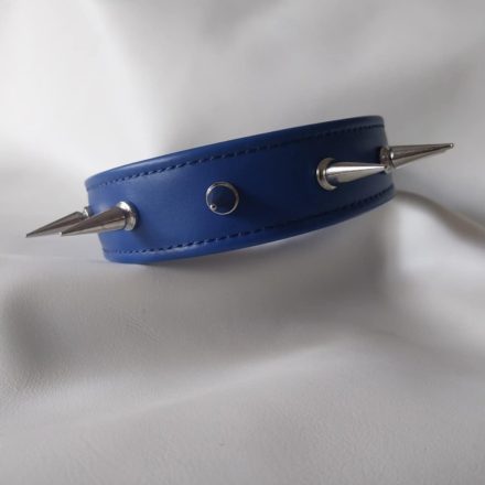 Kék nyakpánt tüskés díszekkel