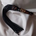 Bőr korbács - Triskelion motívummal