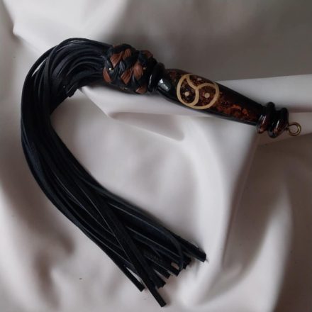 Bőr korbács - Triskelion motívummal