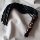 Bőr korbács - Triskelion motívummal