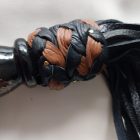 Bőr korbács - Triskelion motívummal