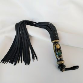 Schwarzer Leder BDSM Peitsche mit aegyptischem Skarabeus Motiv