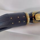 Fekete bőr bdsm korbács egyiptomi szkarabeusz motívummal