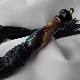 BDSM Lederpeitsche mit bemaltem Griff