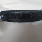 fekete bőr nyakbilincs krokodilmintázatú, kézzel készített, oldalról