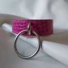 pinkes leder-bdsm-halsband, krokodilgeprägt, Vorderansicht, handgefertigt