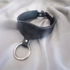 schwarze weiche leder bdsm abschließbare halsfessel mit großem d-ring, von oben, handgefertigt