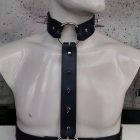 schwarzes leder bdsm-body-harness mit stachelverzierungen, handgefertigt