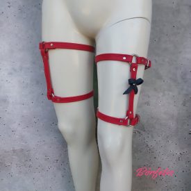 rotes leder-oberschenkelharness, handgefertigt