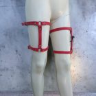 rotes leder-oberschenkelharness, von der seite, handgefertigt