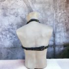 schwarzer bdsm verzierter leder-brustharness, hinten, handgefertigt