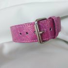 pinkes leder-fetisch-halsband mit glänzendem muster, rückansicht, handgefertigt